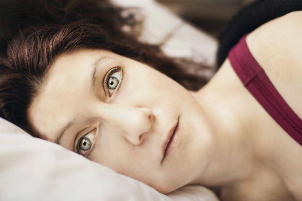 ilustrasi perempuan mengalami insomnia (unsplash.com/Jen Theodore)