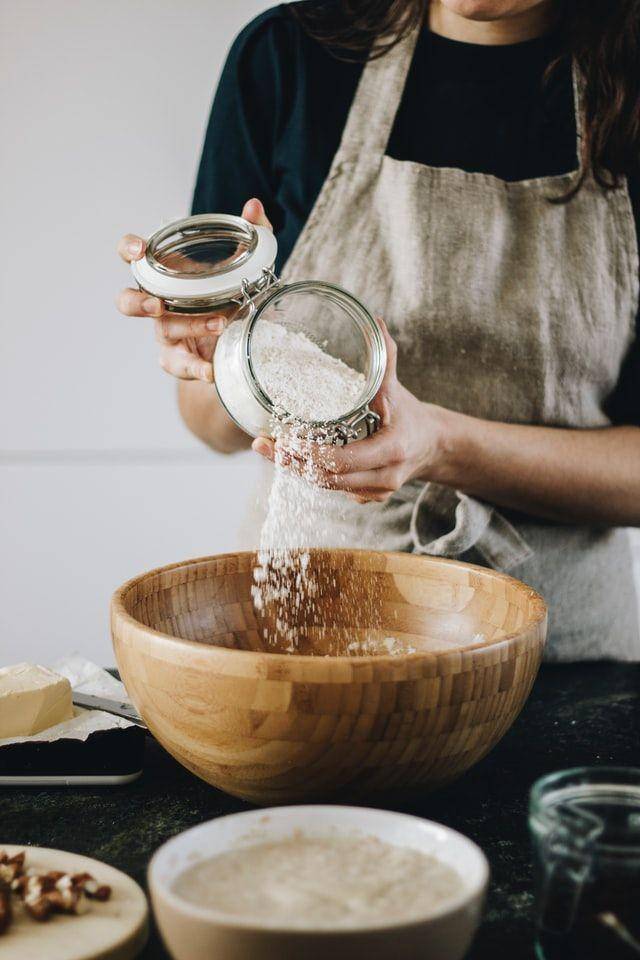 Mengolah tepung adonan (unsplash.com/martaroblesdiaz)