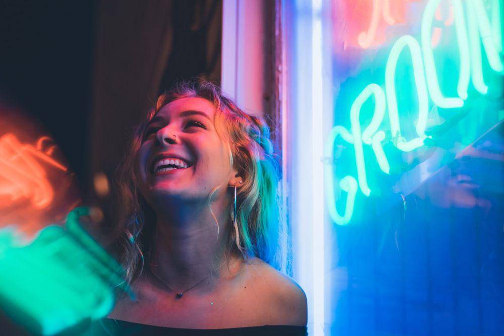 ilustrasi perempuan yang merasa senang (unsplash.com/Max Andrey)