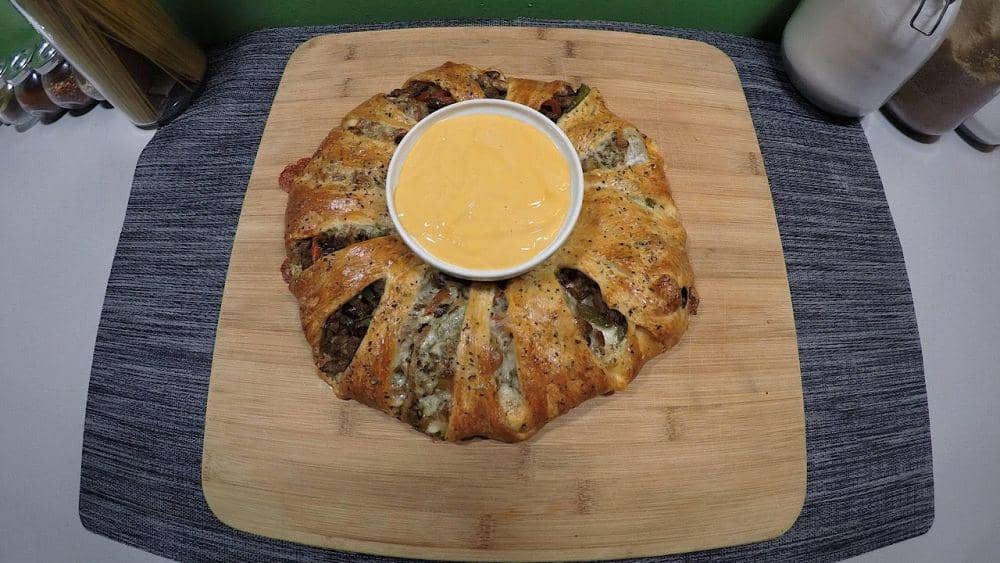 ilustrasi cheesesteak crescent ring (youtube.com/Tasty Treats Made Easy)