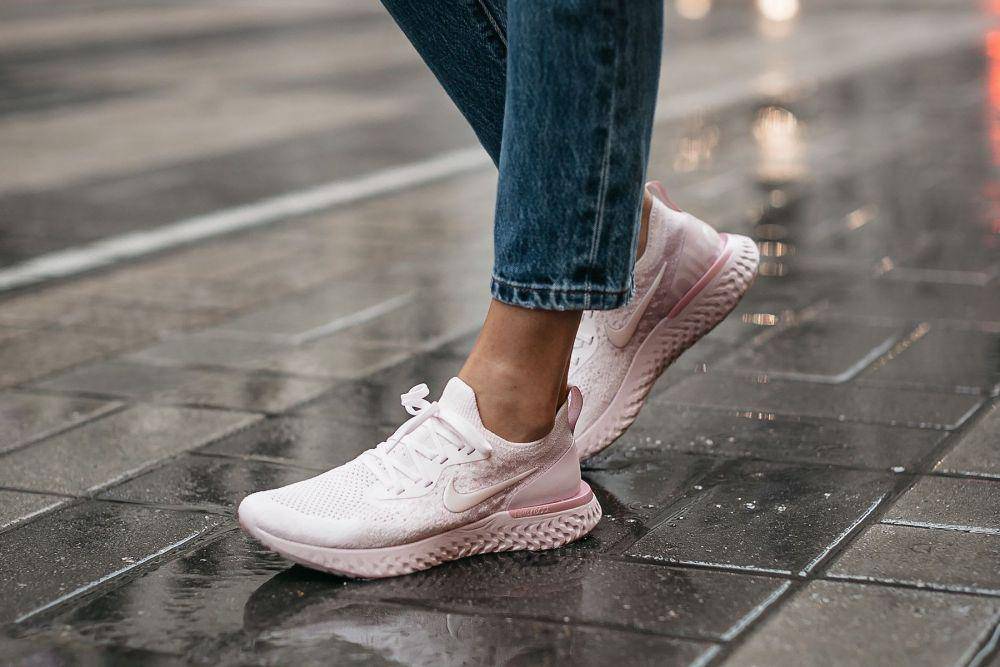 Menggunakan sepatu sesuai aktivitas untuk meminimalisir kerusakan yang parah (productnation.co)