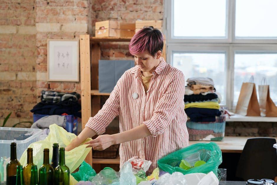 ilustrasi seorang wanita sedang memilih sampah