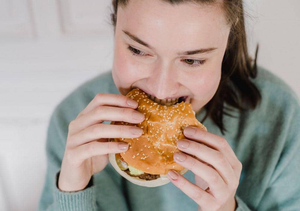 ilustrasi makan terlalu cepat (pexels.com/tim samuel)