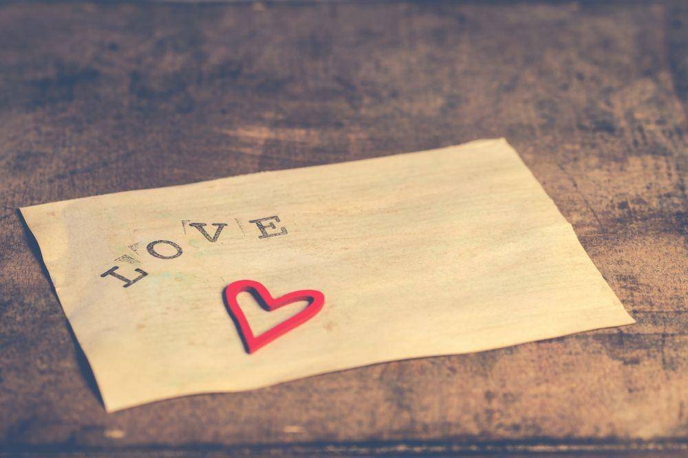 Ilustrasi virus ILOVEYOU yang menyamar sebagai surat cinta (pexels.com/Ylanite Koppens)