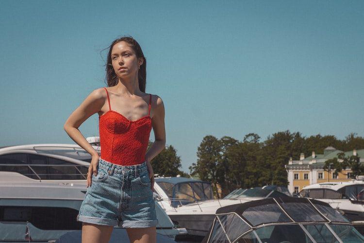 ilustrasi perempuan berdiri (unsplash.com/Alessia Marusova)