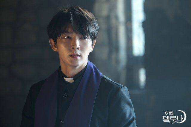 Lee Joon Gi dalam drama Hotel del Luna (dok. tvN)