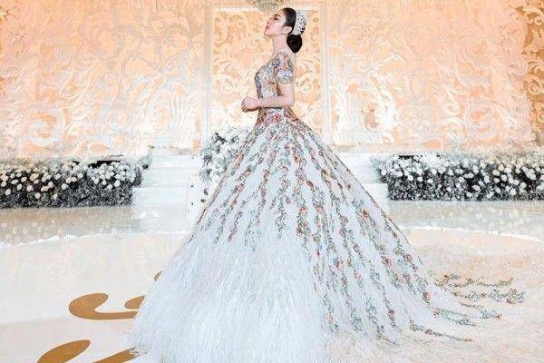 Syahrini (instagram.com/princessyahrini)