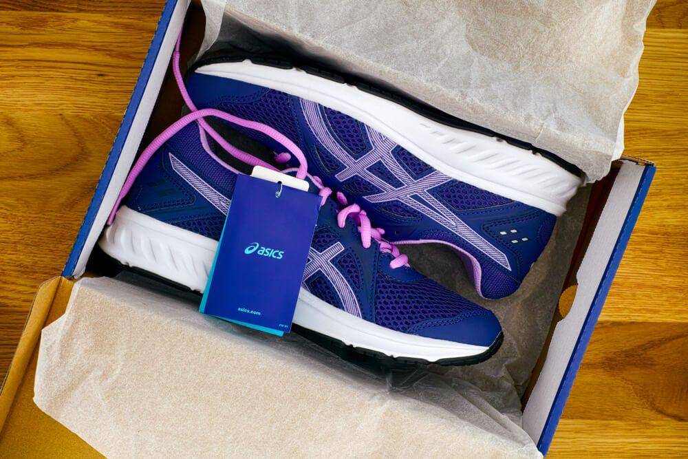 Sepatu tidak boleh selalu disimpan dalam box karena akan memicu oksidasi yang membuat sol cepat menguning dan lem mudah lepas (fashionandmash.com)