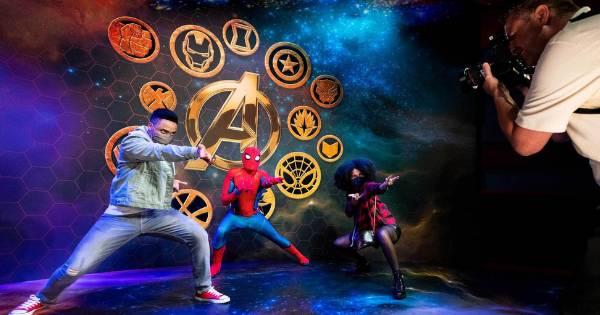 foto bersama spiderman (disneylandparis.com)