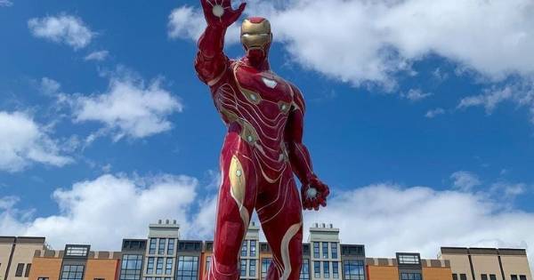 patung iron man (instagram.com/disneylandparis)
