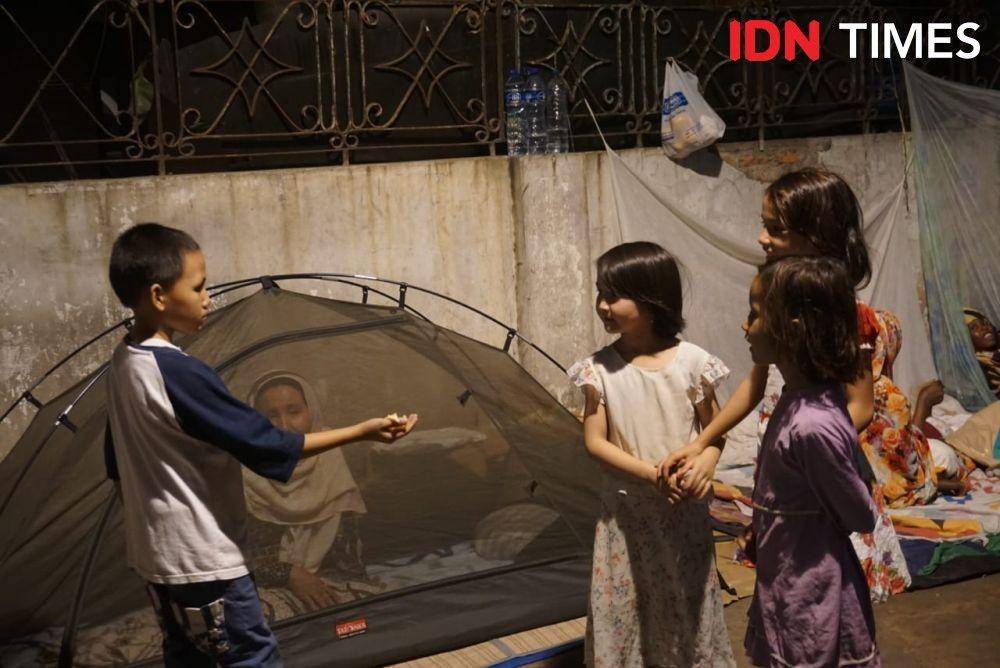 Imigran pencari suaka bermalam di trotoar jalan Kebon Sirih, Jakarta Pusat. Dokumentasi 2019 (IDN Times/Aryodamar P)