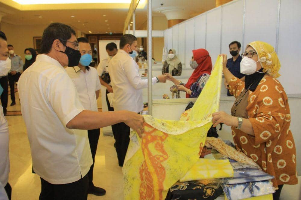UMKM mendaftarkan mereknya di Kanwil Kemenkumham Jawa Timur (Jatim). Dok. Humas Kanwil Kumham Jatim.
