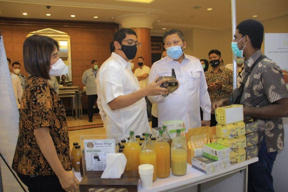 UMKM mendaftarkan mereknya di Kanwil Kemenkumham Jawa Timur (Jatim). Dok. Humas Kanwil Kumham Jatim.