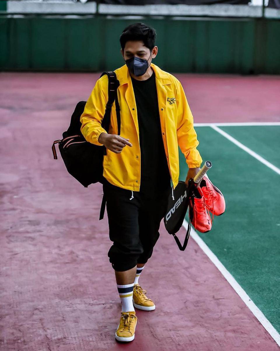 Ibnu Jamil bermain tenis. (instagram.com/ibnujamilo)