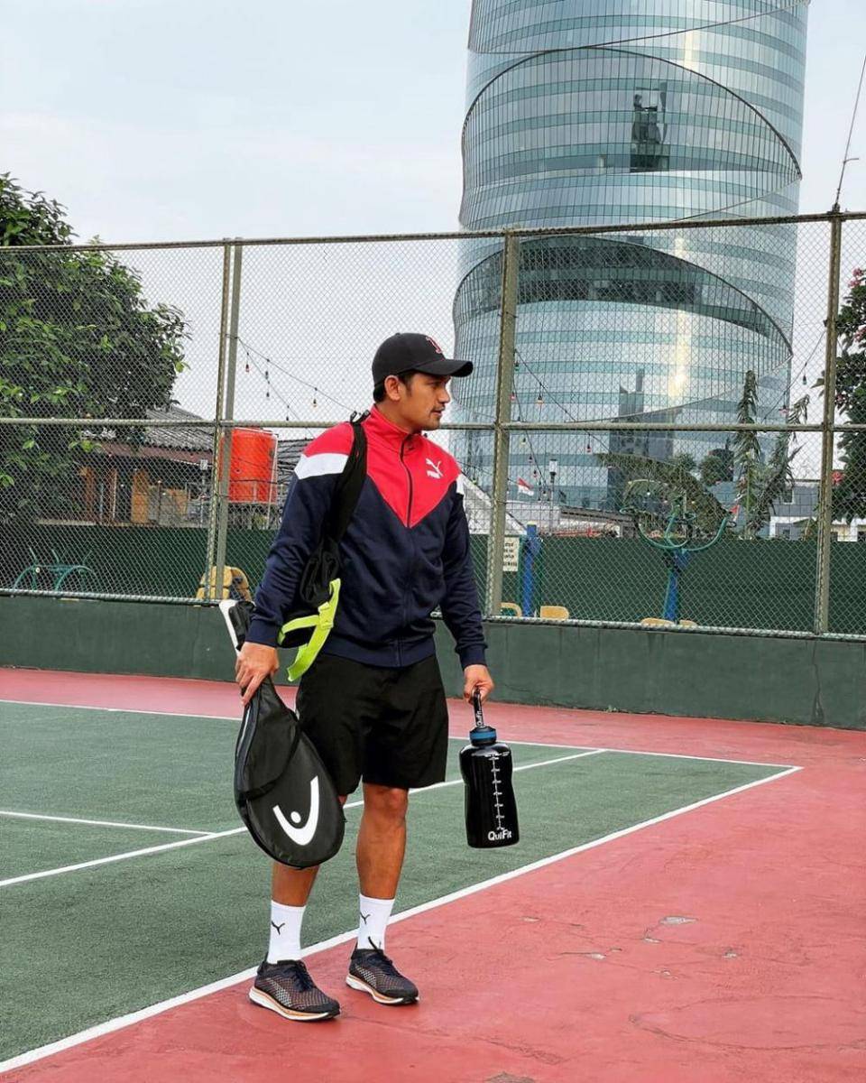 Ibnu Jamil bermain tenis. (instagram.com/ibnujamilo)