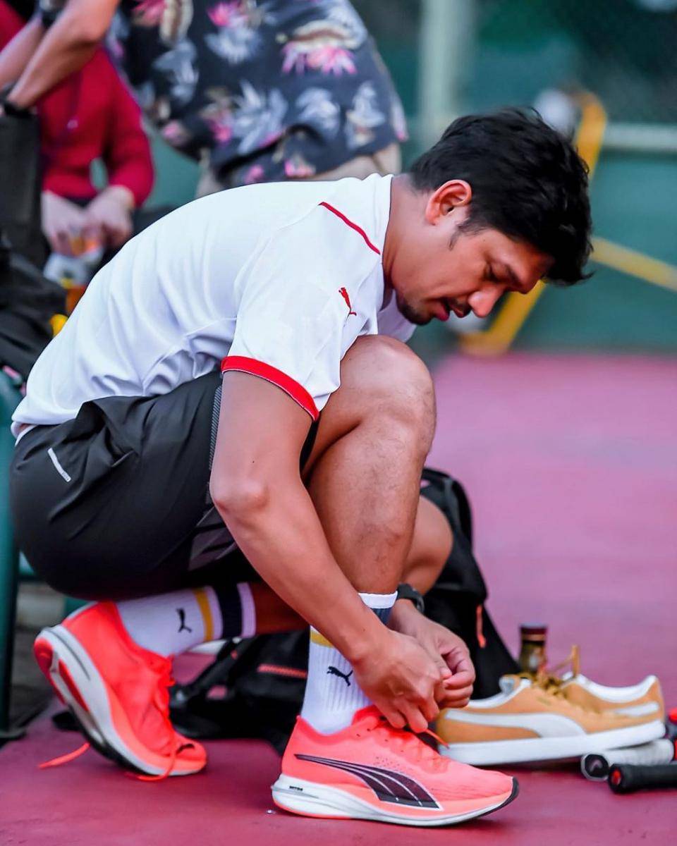 Ibnu Jamil bermain tenis. (instagram.com/ibnujamilo)