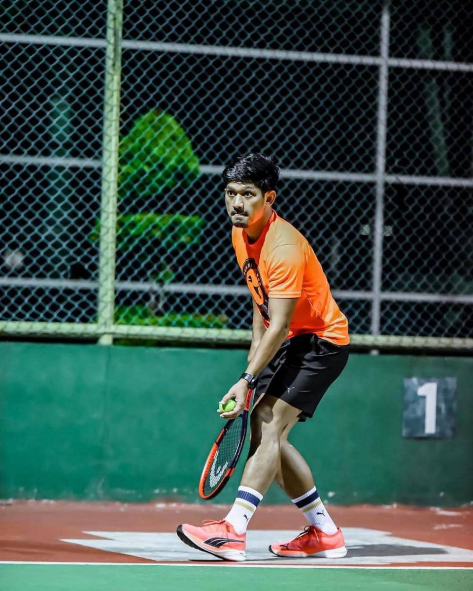 Ibnu Jamil bermain tenis. (instagram.com/ibnujamilo)