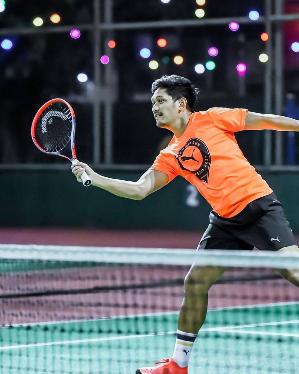Ibnu Jamil bermain tenis. (instagram.com/ibnujamilo)