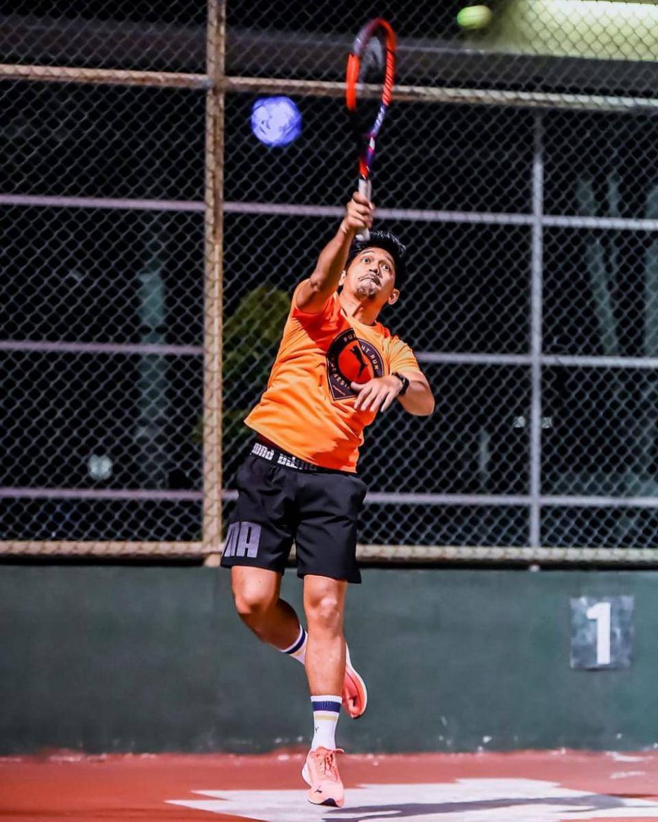 Ibnu Jamil bermain tenis. (instagram.com/ibnujamilo)