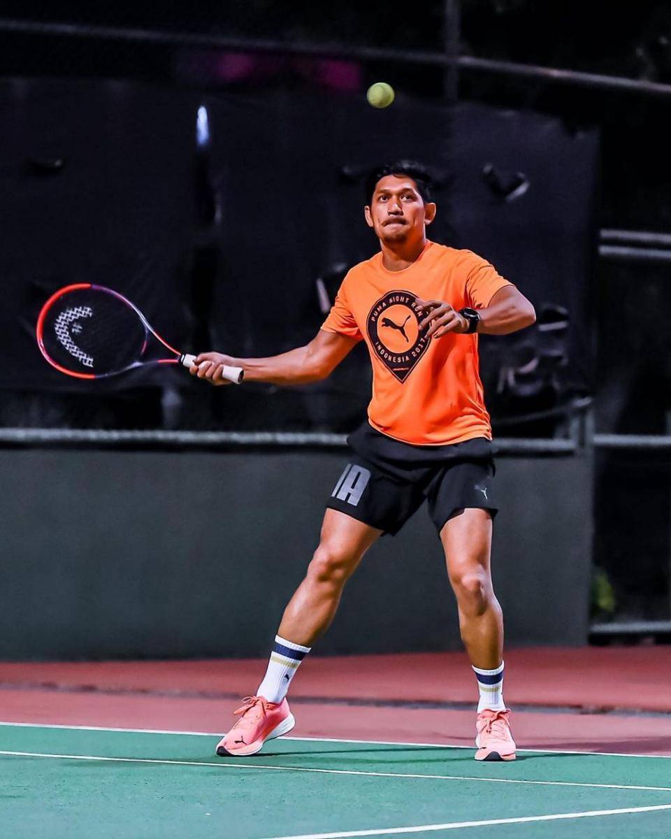 Ibnu Jamil bermain tenis. (instagram.com/ibnujamilo)