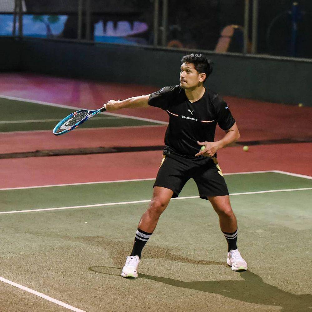 Ibnu Jamil bermain tenis. (instagram.com/ibnujamilo)
