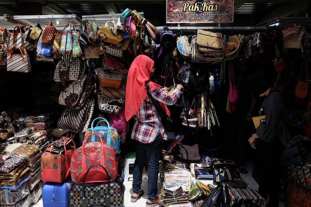 Wisatawan sedang memilih suvenir di Pasar Klewer, Solo.