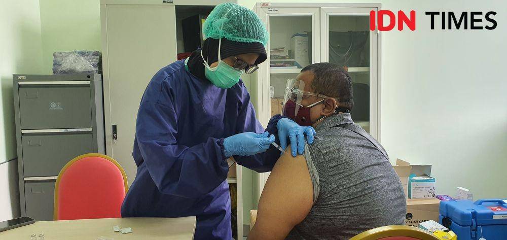Salah seorang warga mengikuti vaksinasi di RSUD Kota Depok. (IDNTimes/Dicky)