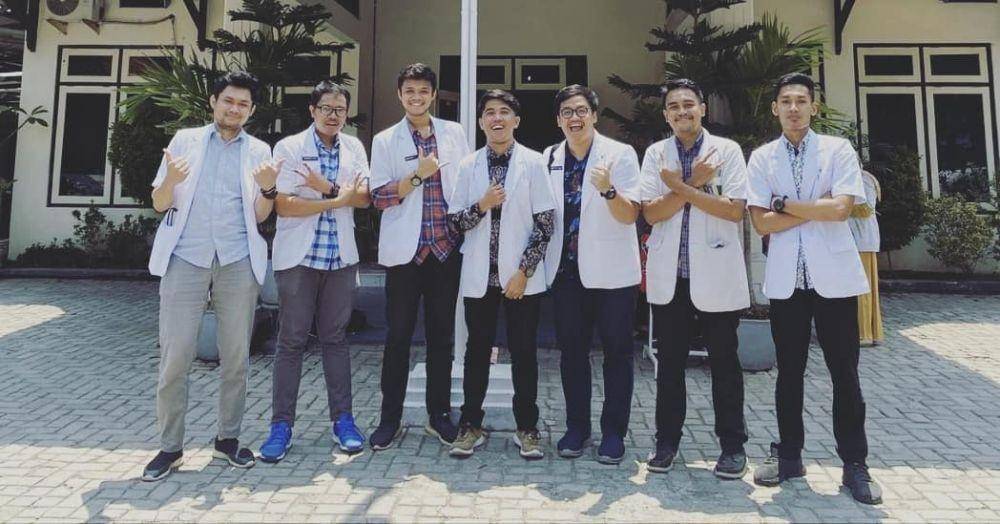potret iqhbal bersama teman seangkatan kuliah (instagram.com/lida2021_dr.iqhbal)