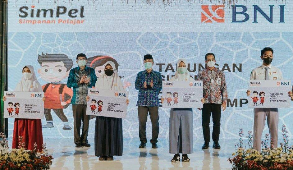 BNI mendukung keselamatan lingkungan dan digitalisasi pengelolaan bank sampah di lingkungan sekolah, melalui gerakan Beriuq To Digital. (Dok. BNI)
