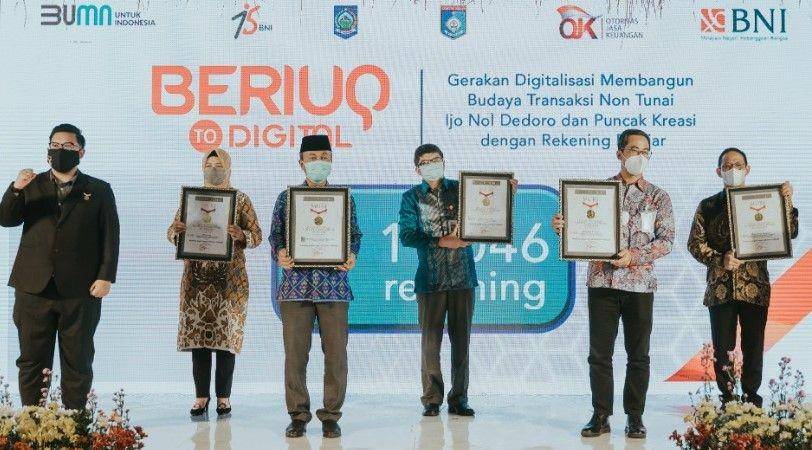 BNI mendukung keselamatan lingkungan dan digitalisasi pengelolaan bank sampah di lingkungan sekolah, melalui gerakan Beriuq To Digital. (Dok. BNI)