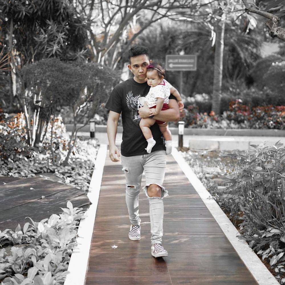 Indra Perdana Sinaga dan putrinya (instagram.com/ipesinaga)