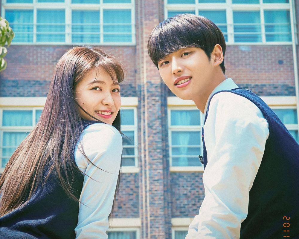 Yeri dan Hongseok dalam poster drama Blue Birthday (dok. NAVER TV/Blue Birthday)
