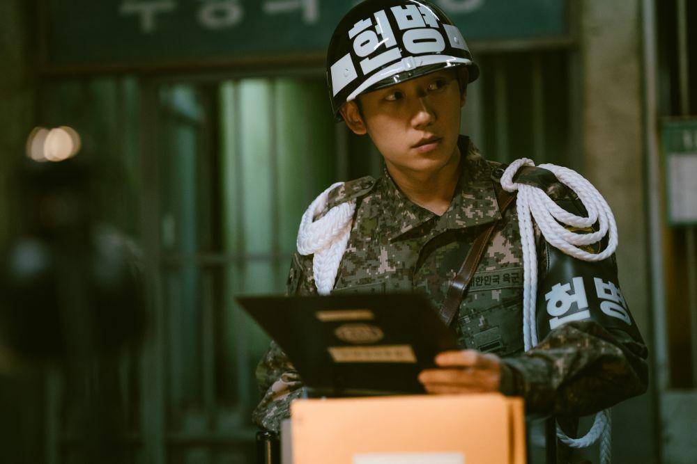 Jung Hae In dalam series D.P. (dok. Netflix)