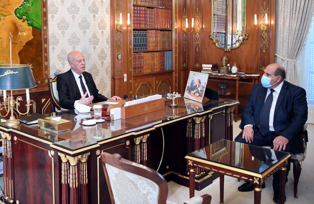 Presiden Tunisia Kais Saied (kiri) dan Menteri Perdagangan Tunisia (kanan). (Twitter.com/Tunisian Presidency)
