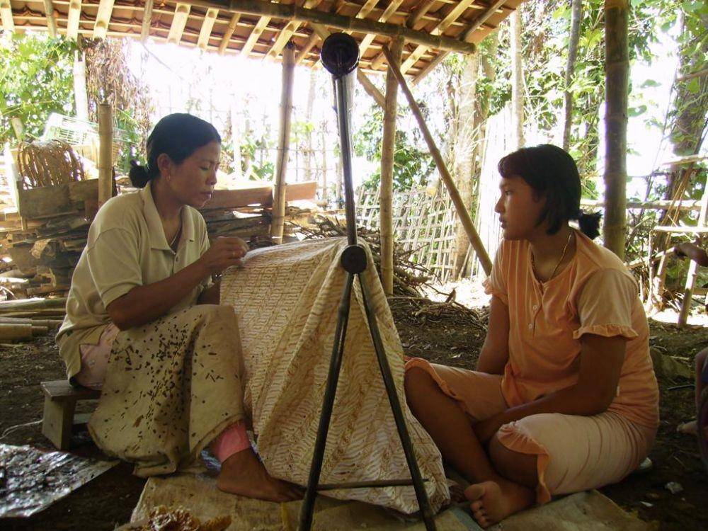 Kegiatan pembatik tulis di Desa Jeruk, Kecamatan Pancur, Kabupaten Rembang Jawa Tengah. Lingkungan dan keluarga sangat mempengaruhi minat dan upaya seseorang dalam mempelajari batik tulis. (dok. Institut Pluralisme Indonesia)