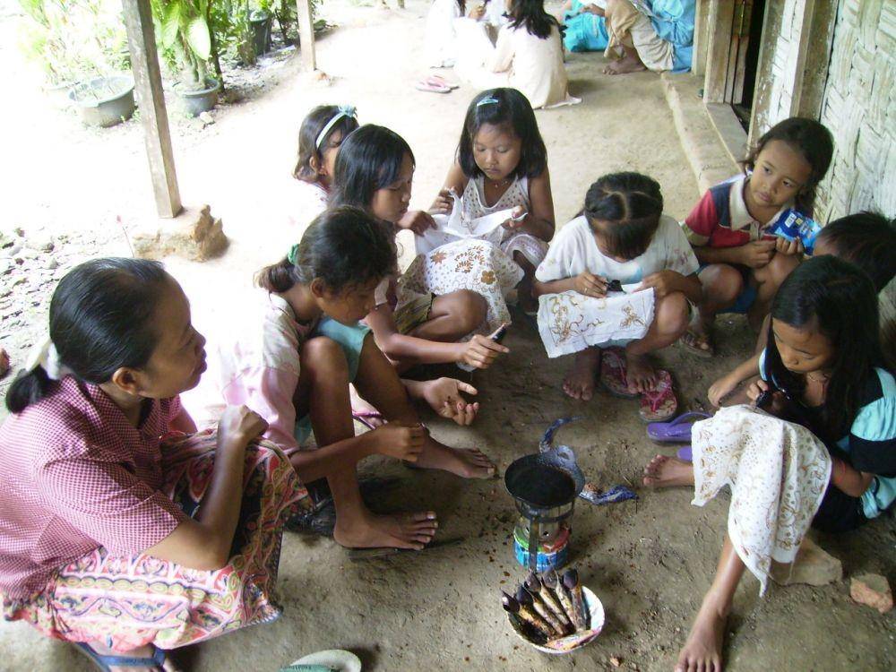 Kegiatan membatik anak-anak Sanggar Batik Anak (SBA) di Dusun Gading, Kecamatan Pancur, kabupaten Rembang yang dilakukan 2x dalam seminggu. (dok. Institut Pluralisme Indonesia)