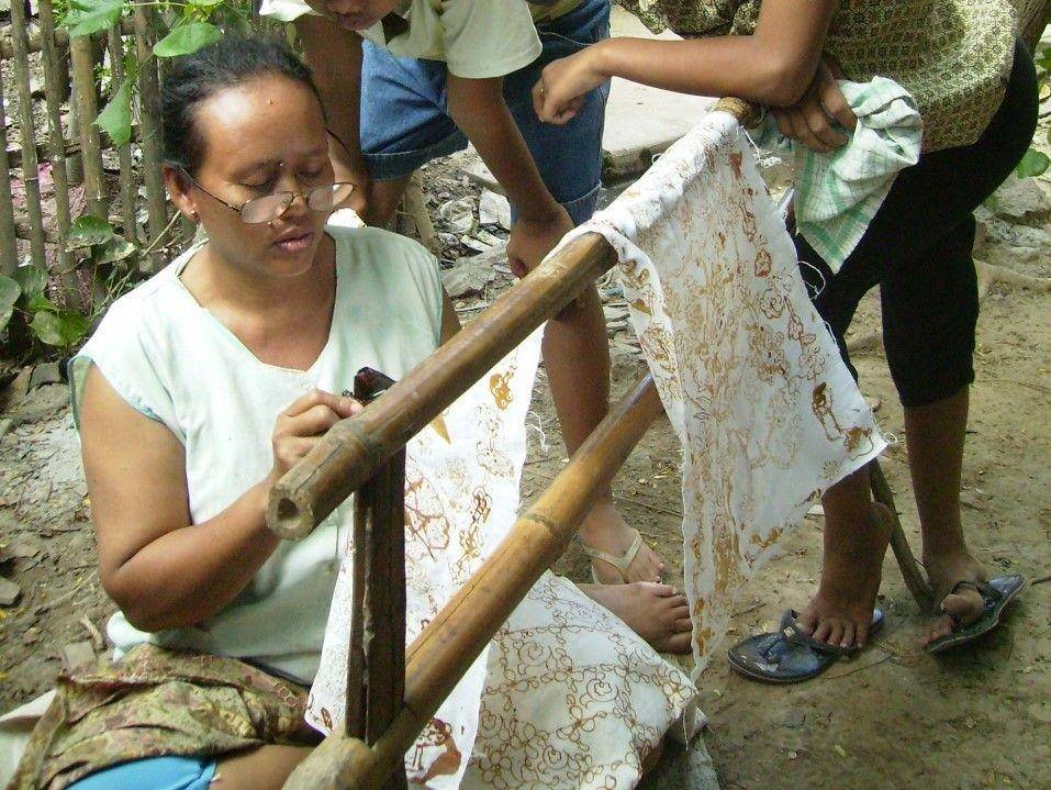 Ibu Juniah, pembatik di desa Warugunung kecamatan Pancur, Kabupaten Rembang, sedang mengajari anak-anak untuk mengenal Batik Lasem Warugunung. (dok. Institut Pluralisme Indonesia)