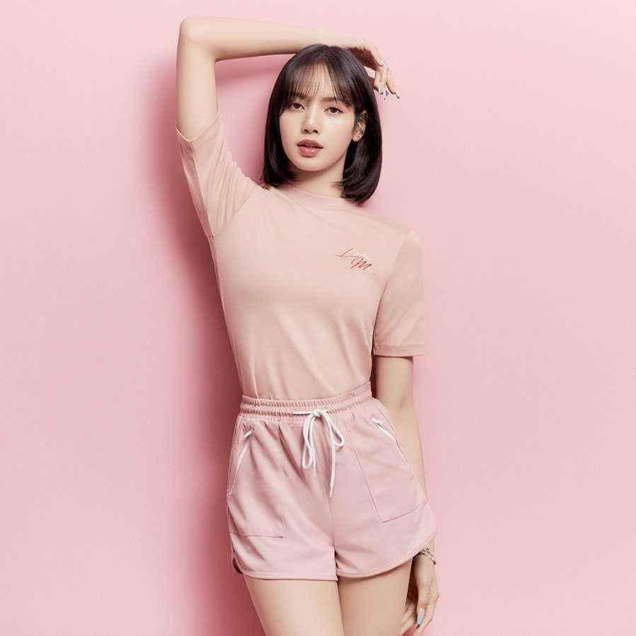 Outfit sporty Lisa BLACKPINK (instagram.com/lalalalisa_m)