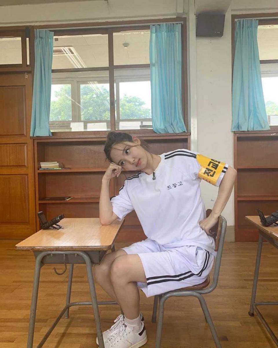 Outfit sporty Nayeon TWICE (instagram.com/twicetagram)