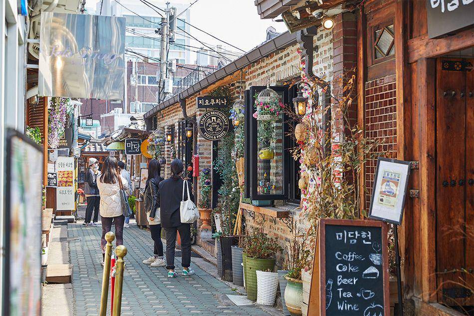 potret salah satu ruas jalan di Ikseon-dong Hanok Village (english.visitkorea.or.kr)