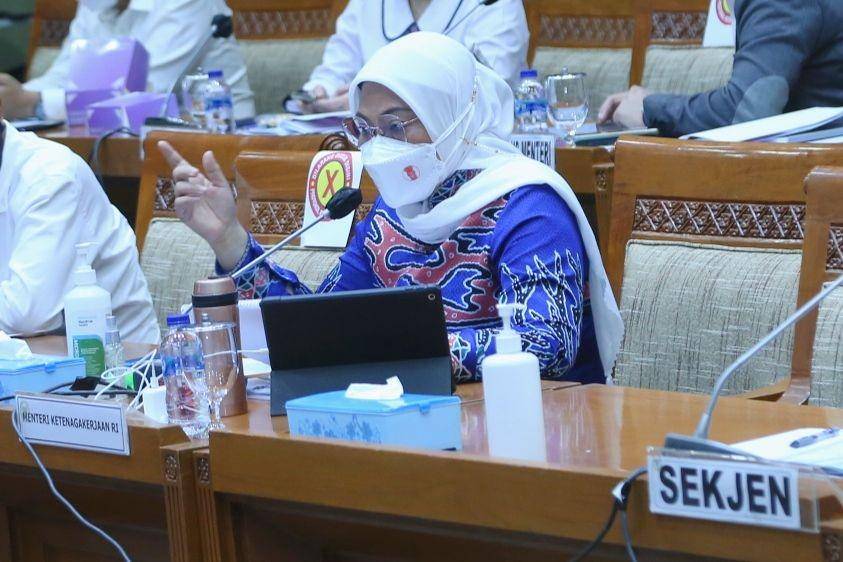 Menaker Ida Fauziyah dan jajarannya mengikuti rapat kerja di Komplek Parlemen Senayan, Jakarta, Selasa (24/8/2021). (Dok. Kemnaker