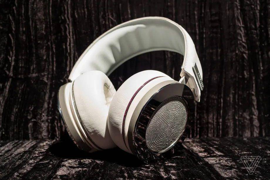 Onkyo H900M yang dibalut dengan berlian (dok. The Verge/James Bareham)