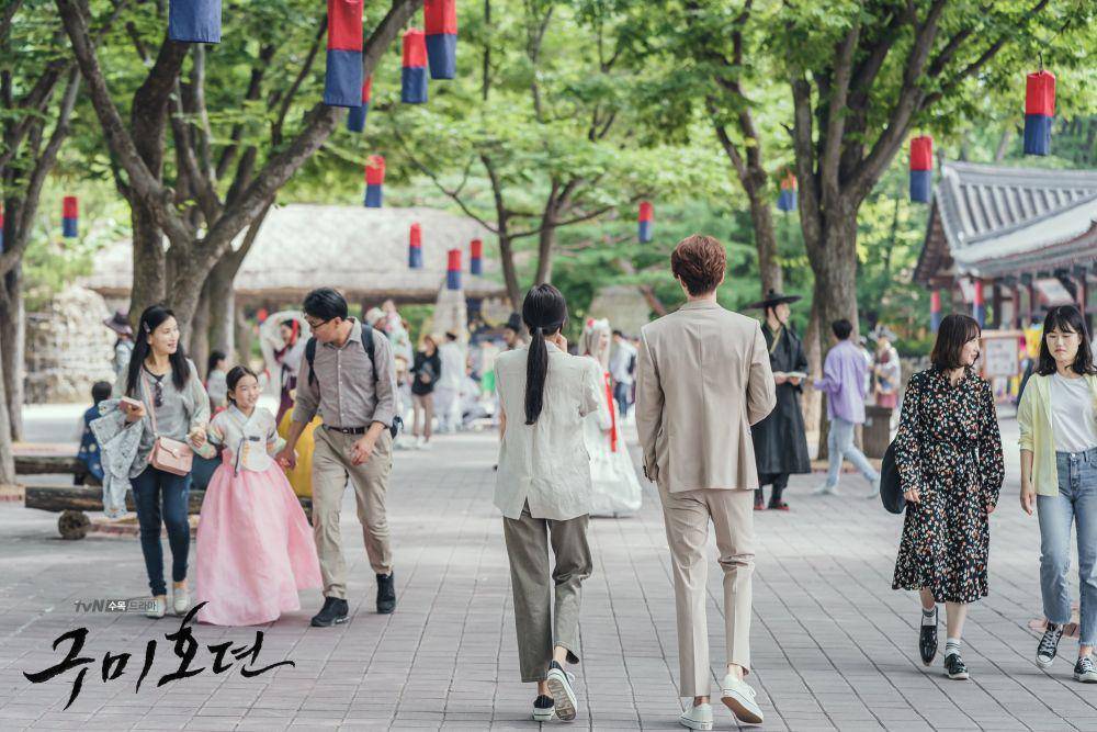 potret Jo Bo Ah dan Lee Dong Wook dalam salah satu adegan drama Tale of the Nine Tailed di Korean Folk Village (program.tving.com)
