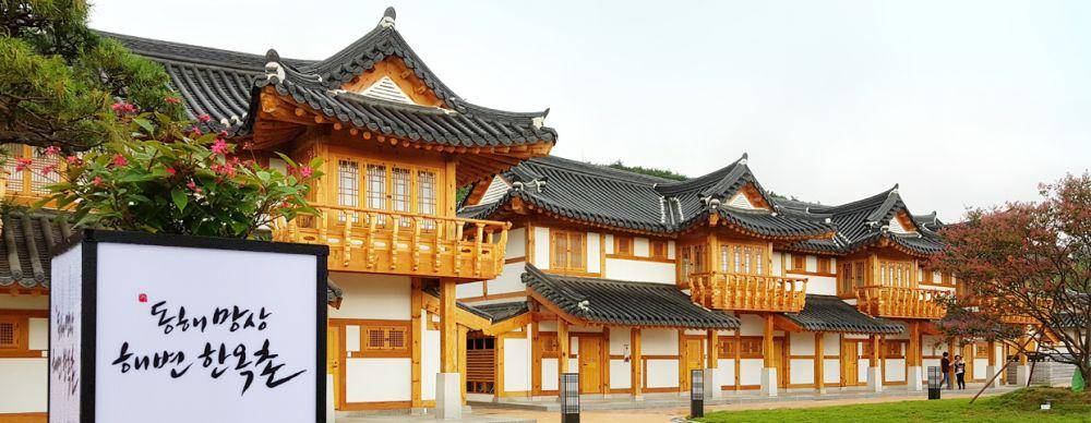 potret Mangsang Beach Hanok Village dengan bangunan hanok modernnya (campingkorea.or.kr)