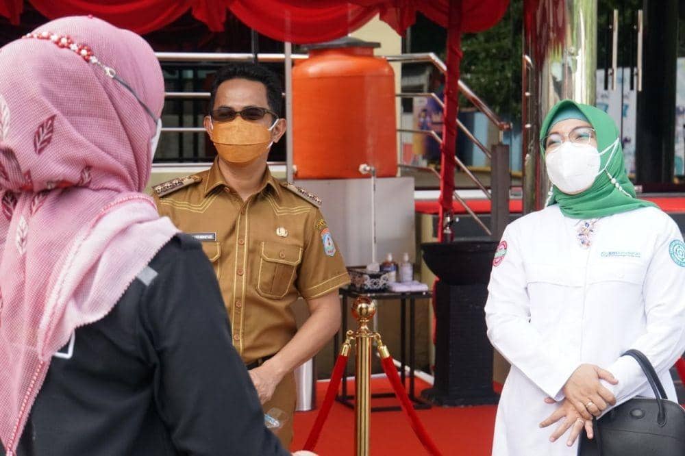 Kegiatan vaksinasi di sentra vaksinasi COVID-19 di Balikpapan Sport and Convention Center Dome Kota Balikpapan. (Dok. BPJS Kesehatan)