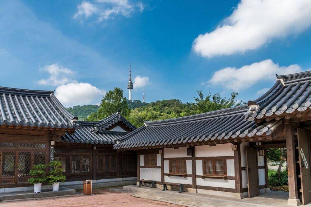 potret Namsangol Hanok Village dengan latar belakang Namsan Tower (instagram.com/namsangol_official)