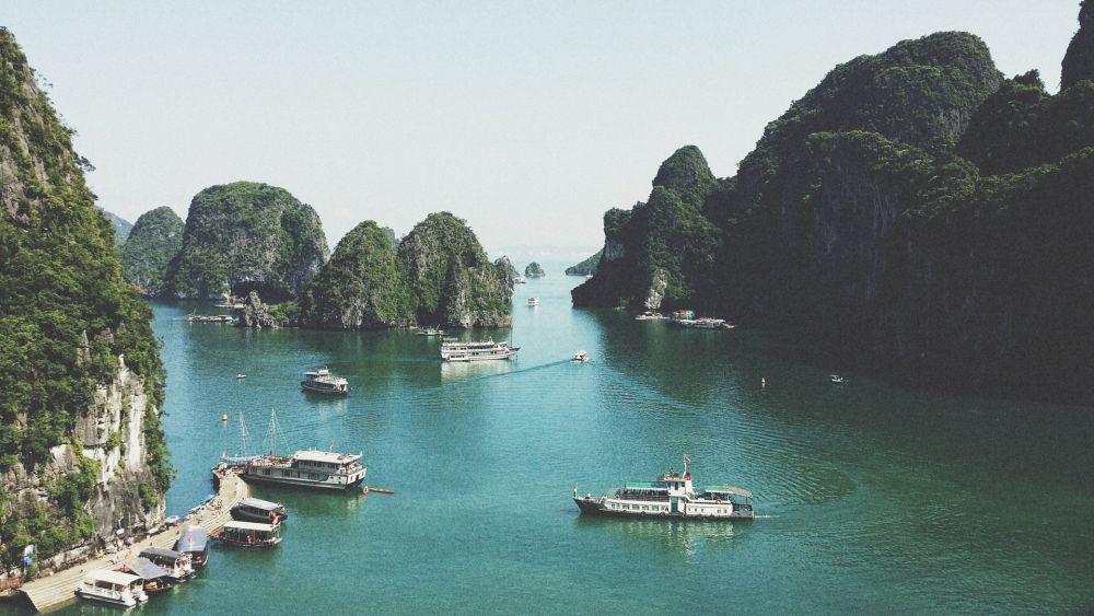 10 Potret Indah Ha Long Bay, Teluk Penuh Pilar Batu Kapur di Vietnam