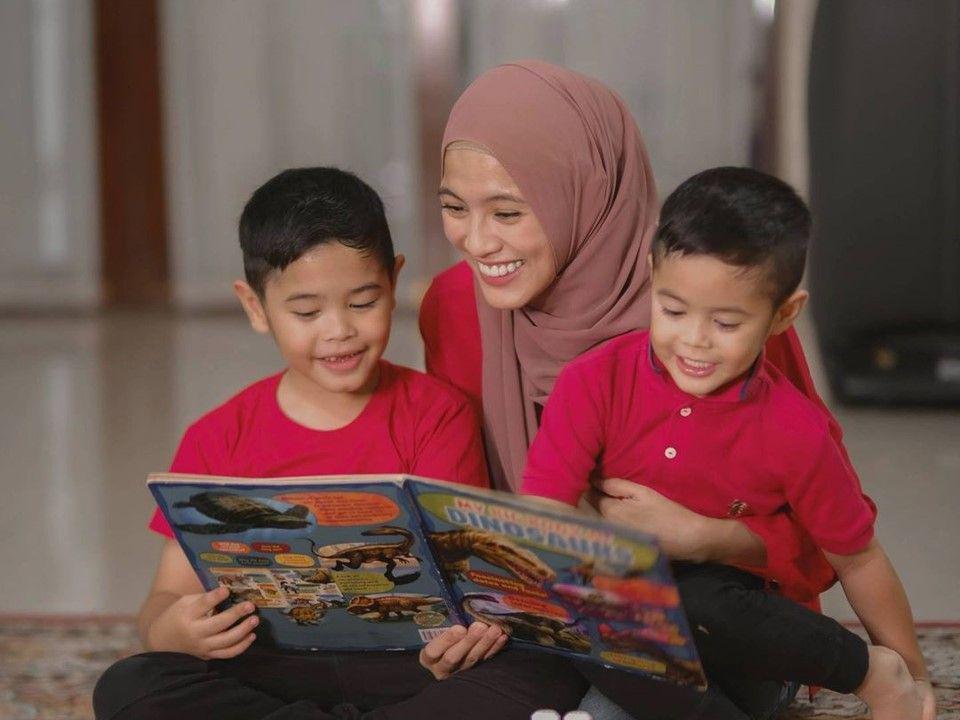 10 Potret Gemas Kedua Anak Dude Harlino Pakai Baju Senada, Kompak!