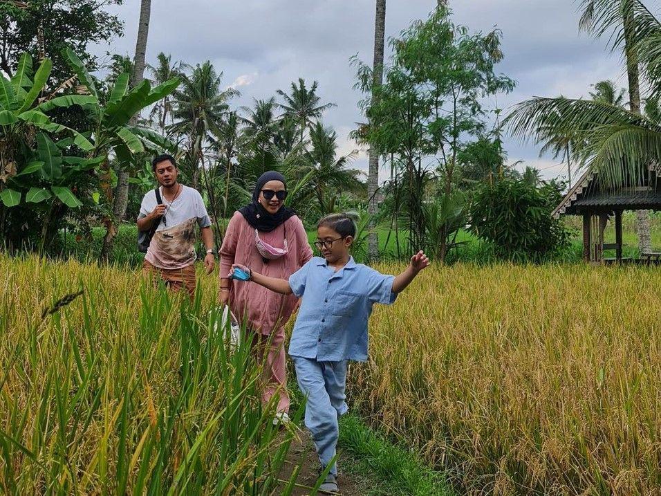 Ke Sawah, 10 Potret Liburan Keluarga Ferry Ardiansyah di Yogyakarta