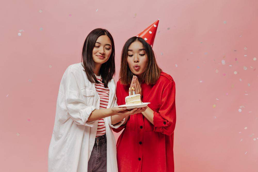 Millennial sedang merayakan ulang tahun (Shutterstock/Look Studio)